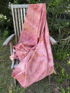 Detailansicht des rosa zarten Babytragetuches aus Hanf